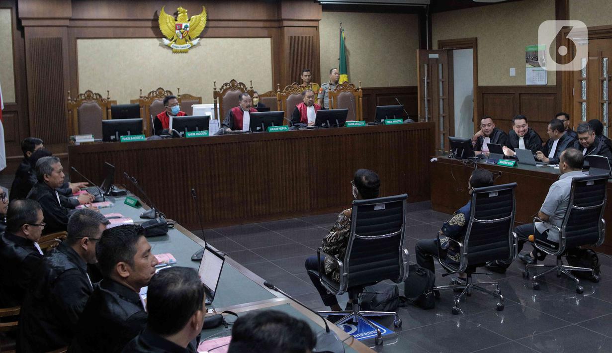 (Kiri-kanan) Menteri Komunikasi dan Infotmatika (Menkominfo) nonaktif Johnny G Plate, Tenaga Ahli pada Human Development Universitas Indonesia (Hudev UI) Yohan Suryanto, serta Dirut Badan Aksesibilitas Telekomunikasi dan Informasi (Bakti) Kominfo Anang Achmad Latif menjalani sidang perdana pembacaan dakwaan kasus tindak pidana korupsi dalam proyek pengadaan base transceiver station (BTS) 4G di Pengadilan Negeri Jakarta Pusat, Selasa (27/6/2023). (Liputan6.com/Herman Zakharia)