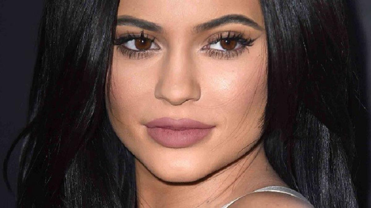 Ini Cara Mudah Bikin Bibir Seksi Ala Kylie Jenner Fashion And Beauty