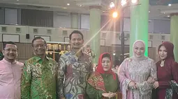 Zahwa Nadhira tampil anggun dalam balutan gaun marun, sementara Royhan Akbar tampil gagah dengan nuansa batik. Senyum dan tawa dari para tamu menandakan acara ini berlangsung penuh kebersamaan dan kekeluargaan. (Liputan6.com/IG/@dewirasyid1609)