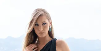 Sebagai duta Chopard, supermodel Bella Hadid mencuri perhatian dengan sepasang anting dari emas putih etis 18 karat, bertatahkan dua zamrud potongan emerald seberat total 118,68 karat. Anting tersebut semakin berkilau dengan hiasan berlian potongan pir dan brilliant dari koleksi Red Carpet Collection. Ia juga melengkapi penampilannya dengan dua cincin berlian dari lini Haute Joaillerie. [Dok/Chopard].