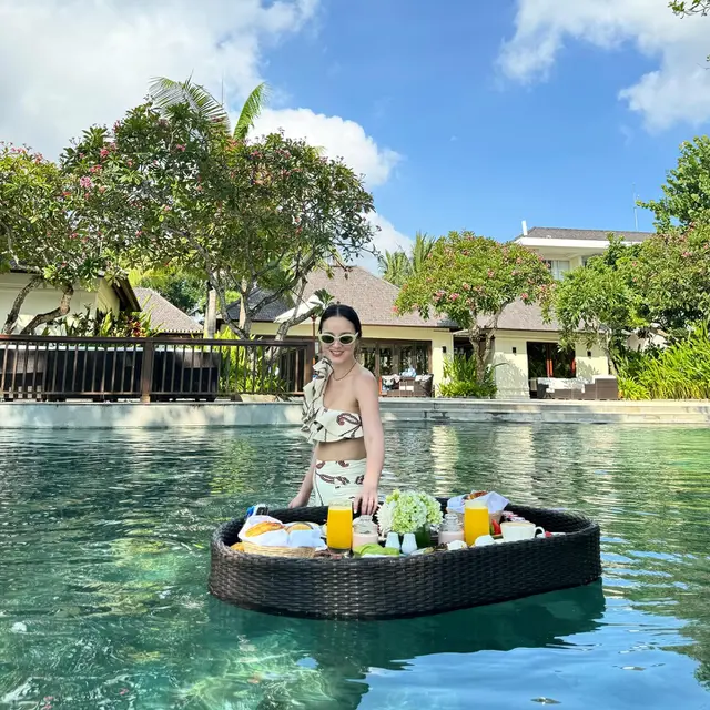 7 Potret Julie Estelle yang Kini Jadi Seorang Ibu, Luwes Gendong Buah Hati