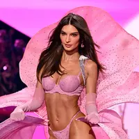 Intip pesona debut Emily Ratajkowski di Victoria' Secret Fashion Show 2025 (@emratafanpageitaly)
