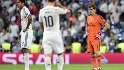 Para pemain Real Madrid terlihat lesu usai dikalahkan Juventus di Semi Final Liga Champions, Santiago Bernabeu, Spanyol, Kamis (14/5/2015). Madrid kalah oleh Juventus dengan agregat  3-2. (AFP Photo/Dani Pozo)