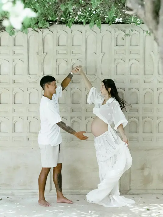 <p>Ia juga terlihat begitu menawan dalam balutan dress putih yang dikombinasikan dengan kemeja crop warna senada. [Foto: Instagram/ Jennifer Bachdim]</p>