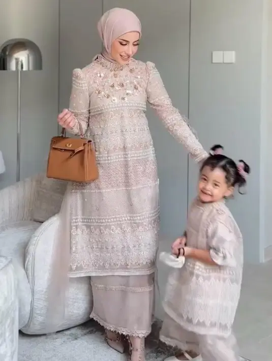 Inspirasi sarimbitan bersama keluarga, Aghnia tampak menawan kenakan lace tunik dan rok warna beige yang menawan. [@emyaghnia]