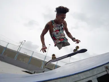 Imigran Venezuela, Alfonso Mendoza alias Alca berlatih skateboard di sebuah taman di Barranquilla, Kolombia, 28 September 2018. Alca tiba di Kolombia sembilan bulan lalu. (Raul ARBOLEDA/AFP)