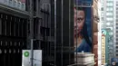 Pemandangan mural dengan gambar aktivis perubahan iklim Greta Thunberg asal Swedia di sebuah gedung di pusat Kota San Francisco, California, 11 November 2019. Mural setinggi 18 meter dan lebar 9 meter itu dibuat seniman jalanan asal Argentina, Andres Petreselli. (Justin Sullivan/Getty Images/AFP)