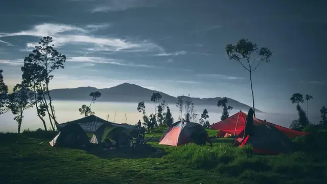 Puncak Gunung Artapela di Bandung jadi tempat favorit kemping