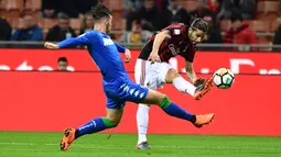 Bek AC Milan, Ricardo Rodriguez berebut bola dengan pemain Sassuolo, Pol Lirola pada laga pekan ke-31 Serie A di San Siro, Minggu (8/4). Sassuolo menahan AC Milan dengan skor 1-1 dalam lanjutan laga Serie A. (AFP PHOTO/MIGUEL MEDINA)