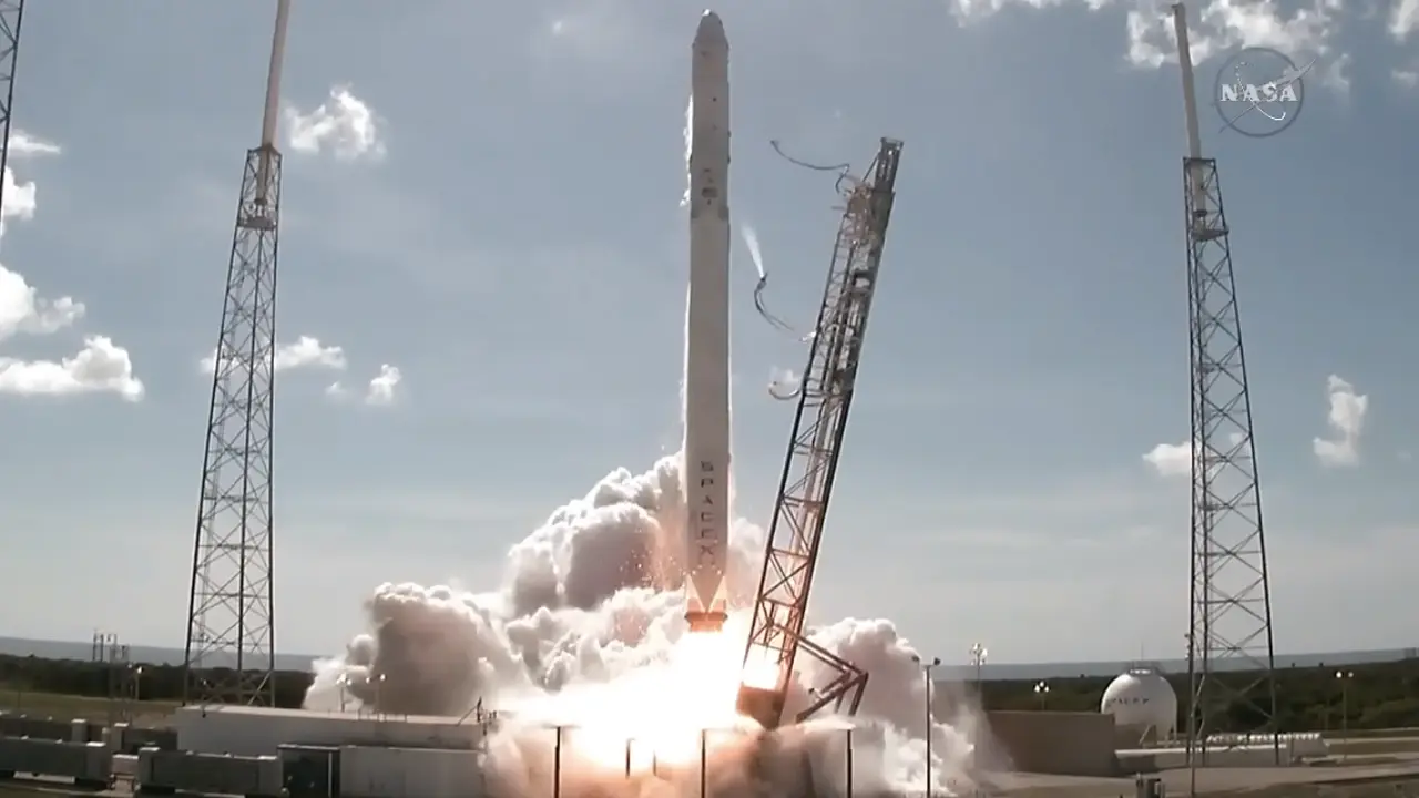 Roket Falcon 9 milik SpaceX meledak