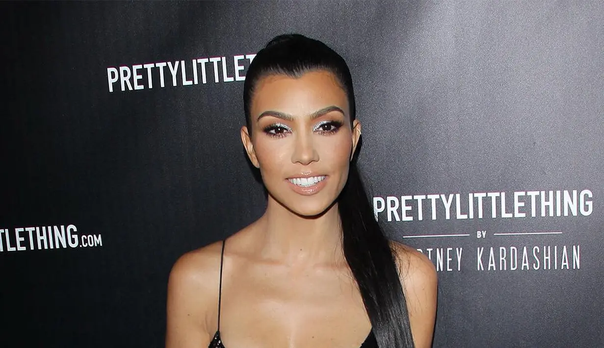 Dilansir dari HollywoodLife, seorang sumber mengatakan bahwa Kourtney sangat kesal jika Scott yang memaksa Sofia untuk mengubah penampilannya. (instagram/kourtneykardash)