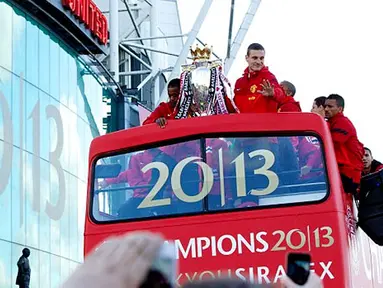 Para pemain Manchester United memamerkan tropi Piala Liga Premier Inggris di atas bus kepada para suporter sejatinya.