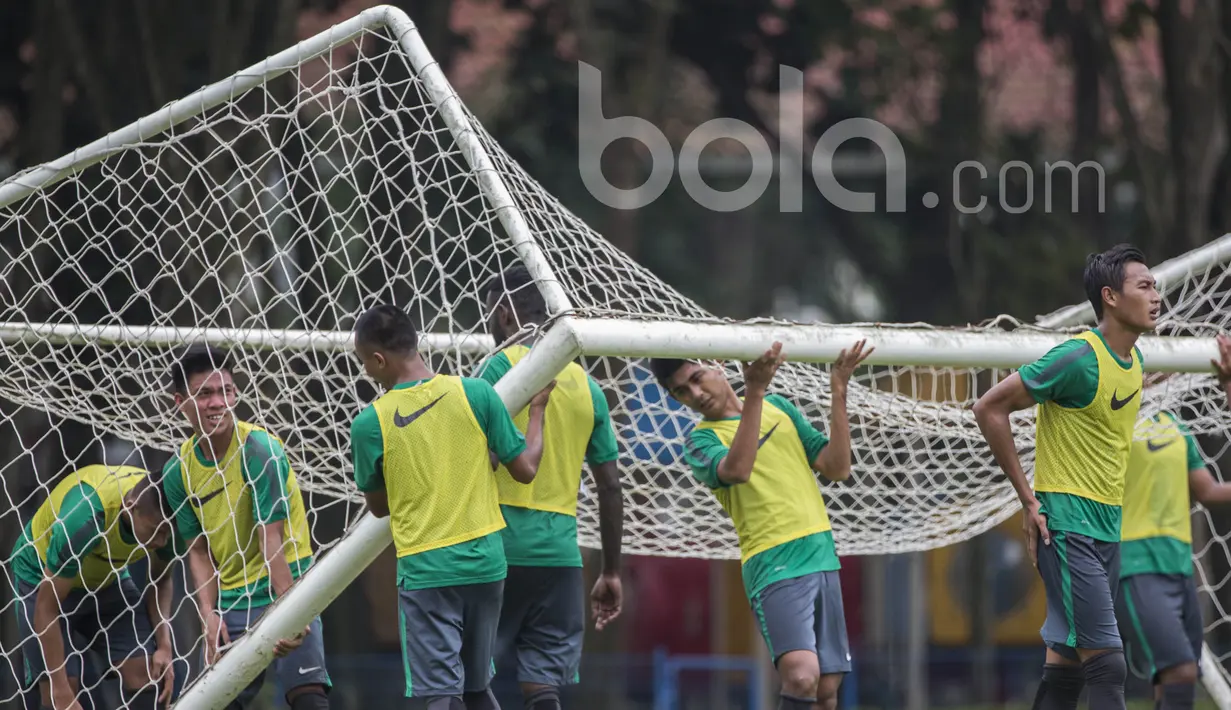 Para pemain mengangkat gawang saat seleksi Timnas Indonesia U-22 di Lapangan SPH Karawaci, Banten, Selasa (28/2/2017). (Bola.com/Vitalis Yogi Trisna)