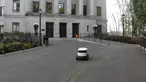 Sebuah robot pengirim barang berkeliling di dekat Washington Capitol di Olympia, Washington, 28 Januari 2019. Anggota parlemen sedang mempertimbangkan undang-undang pengaturan yang akan memungkinkan pengiriman robot di pinggir jalan. (AP/Rachel La Corte)