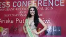 Miss Grand International 2016, Ariska Putri Pertiwi berpose usai mengisi acara di kawasan Menteng, Jakarta, Senin (21/11). Sebagai Miss Grand International 2016, ia mengkampanyekan misi Stop the War and Violence. (Liputan6.com/Herman Zakharia)