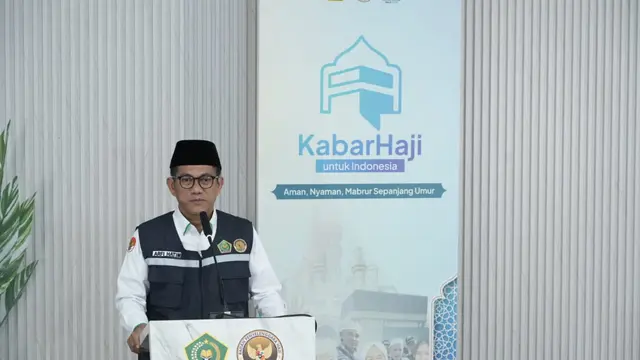 Sekretaris Direktorat Jenderal Penyelenggara Haji dan Umrah (Sesditjen PHU) Arfi Hatim saat menyampaikan konferensi pers Kabar Haji Indonesia di Jakarta, Sabtu (3/5/2025).