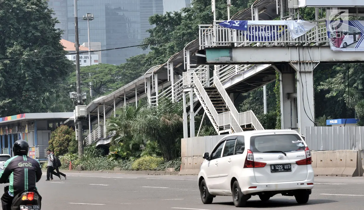 Arus lalu lintas di sekitar JPO Polda Metro Jaya, Jakarta, Selasa (8/5). Pemprov DKI segera merevitalisasi 12 JPO yang berada di Jalan Jenderal Sudirman-MH Thamrin. (Merdeka.com/Iqbal Nugroho)