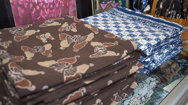 Motif-motif hasil kreasi perempuan di Batik Kebon Indah.