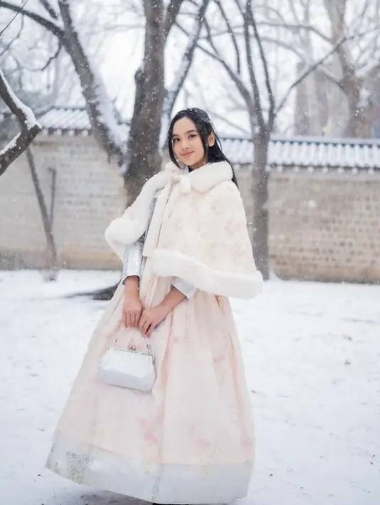 Ia terlihat begitu menakjubkan dengan hanbok bernuansa pink yang begitu manis. [Foto: Instagram/ Lyodra]