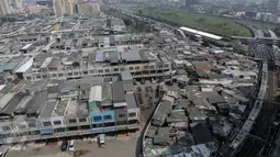 Pemandangan kawasan pemukiman yang berada di dekat Stasiun Kereta Api Kampung Bandan, Jakarta, Rabu (24/5/2015). Pemprov DKI Jakarta berencana akan membangun rumah susun (rusun) di dekat stasiun tersebut pada awal tahun depan. (Liputan6.com/Faizal Fanani)