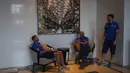Dua bintang Persib Bandung Ilija Spasojevic dan Vladimir Vujovic berdiskusi dengan asisten pelatih, Herrie Setyawan di hotel jelang laga final Piala Presiden di Stadion Utama Gelora Bung Karno. (Bola.com/Vitalis Yogi Trisna)