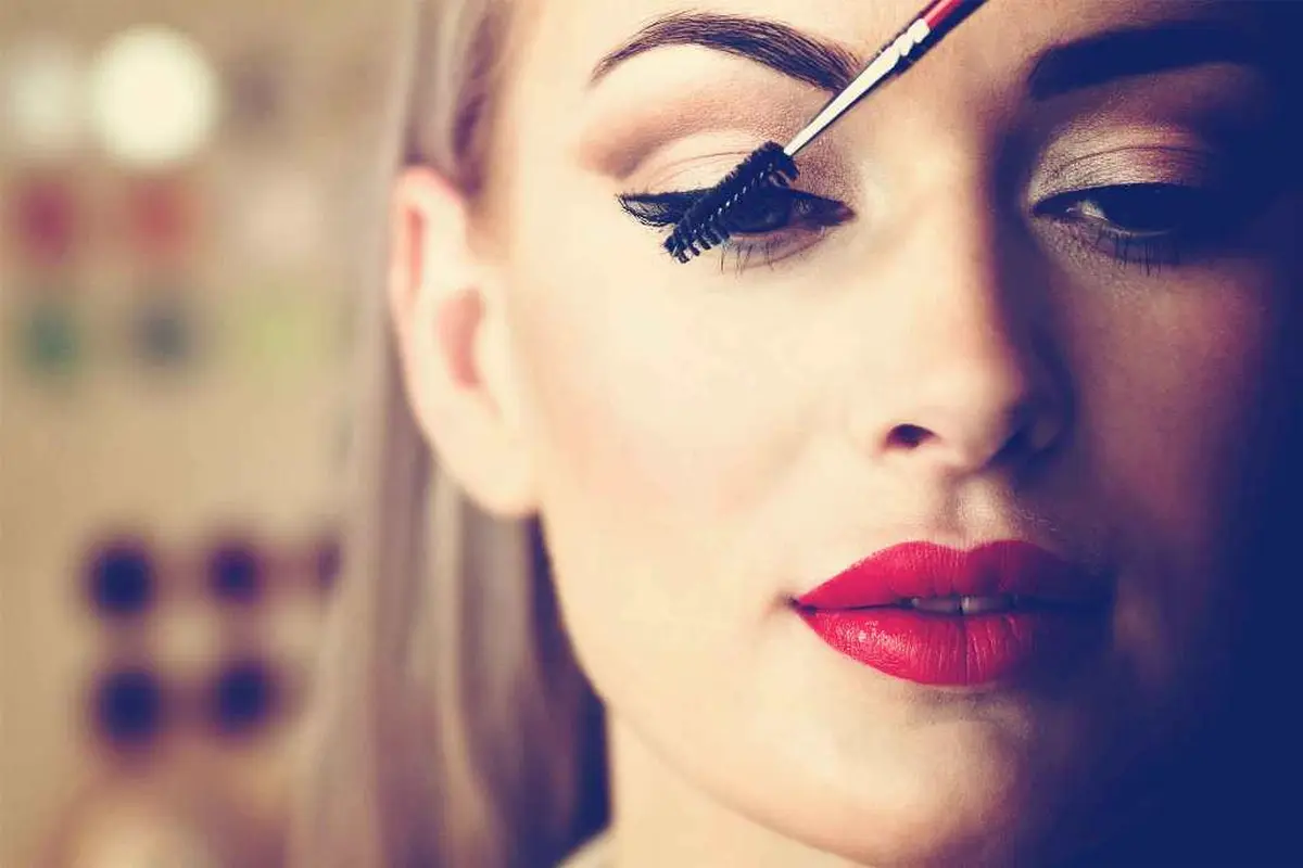 Pentingkah Makeup Terlalu Tebal?