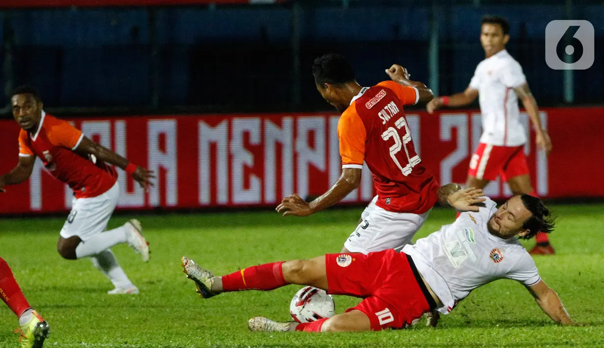 Pemain Persija Jakarta, Marc Anthony Klook meghadang laju pemain Borneo FC Samarinda, Sultan Samma dalam pertandingan Babak Penyisihan Grup B Piala Menpora 2021 di Stadion Kanjuruhan, Malang, Sabtu (27/3/2021). Persija menang telak atas Borneo FC Samarinda 4-0. (Bola.com/Ikhwan Yanuar)