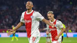Sebastien Haller menjadi salah satu kunci Ajax Amsterdam lolos ke babak 16 besar Liga Champions 2021/22 dengan predikat poin sempurna. Ia juga sukses memecahkan beberapa rekor tahun ini, termasuk menjadi pemain kedua yang mampu mencetak gol di semua laga fase grup. (AFP/Francois Wlaschaerts)