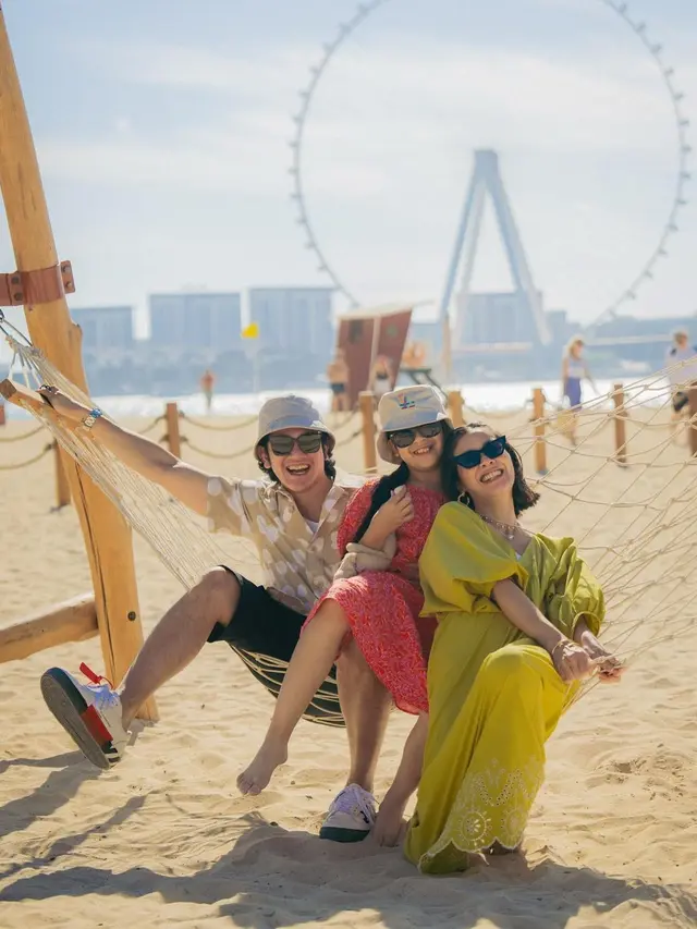 7 Potret Liburan Vino G Bastian dan Marsha Timothy di Dubai, Seru Main di Pantai