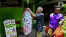 Warga membawa sampah untuk ditampung di Bank Sampah Hijau Selaras Mandiri, Kemayoran, Jakarta Pusat, Selasa (22/10/2024). (Liputan6.com/Angga Yuniar)