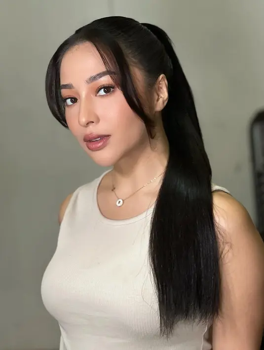 Bagian mata Nikita Willy diaplikasikan warna cokelat muda agar terlihat lebih berdimensi. Dipadukan dengan alis tebal tapi tetap natural [@hairbyranggayusuf]