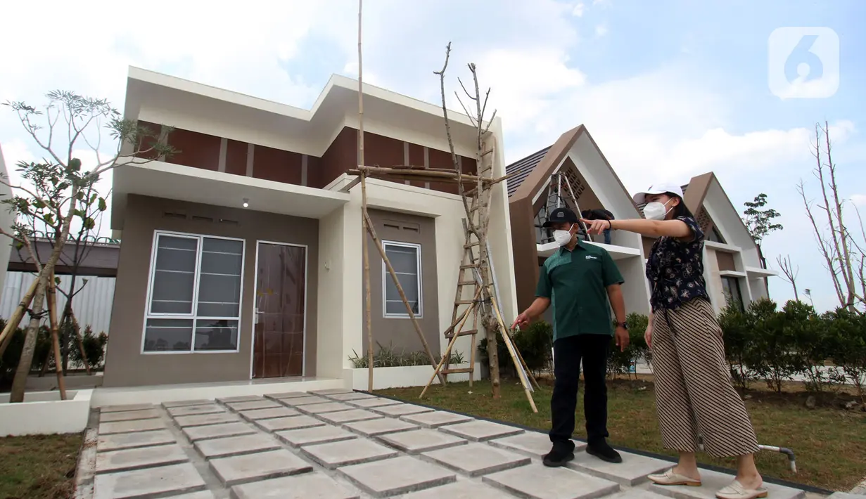 Calon konsumen melihat rumah contoh di sela-sela Ground Breaking Club House Kota Podomoro Tenjo, di Bogor Jawa Barat (07/10/2021). Club House premium dilengkapi fasilitas mulai dari private cinema, indoor games, pool bar, sunset deck, fitness center, hingga co-working space. (Liputan6.com/HO/Ading)