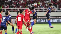 Pemain Timnas Indonesia, Asnawi Mangkualam (kiri) berduel udara dengan pemain Laos,&nbsp;Anantaza Siphongphan pada laga&nbsp;lanjutan Grup B Piala AFF 2024 di Stadion Manahan, Solo, Jawa Tengah, Kamis (12/12/2024). (Bola.com/Abdul Aziz)