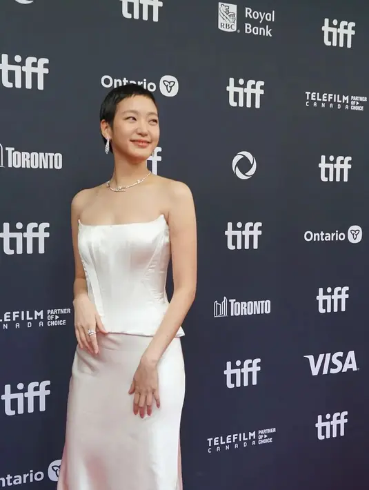 Merayakan film Korea-nya, Love In The Big City, yang terpilih sebagai persembahan khusus, Kim Go Eun menghadiri festival tersebut dengan mengenakan tube corset dress warna putih yang cantik.
Ia mempermanis penampilannya dengan satu set perhiasan berlian yang mewah. [@dayryllejuly/@marieclairetw/@ggonekim].