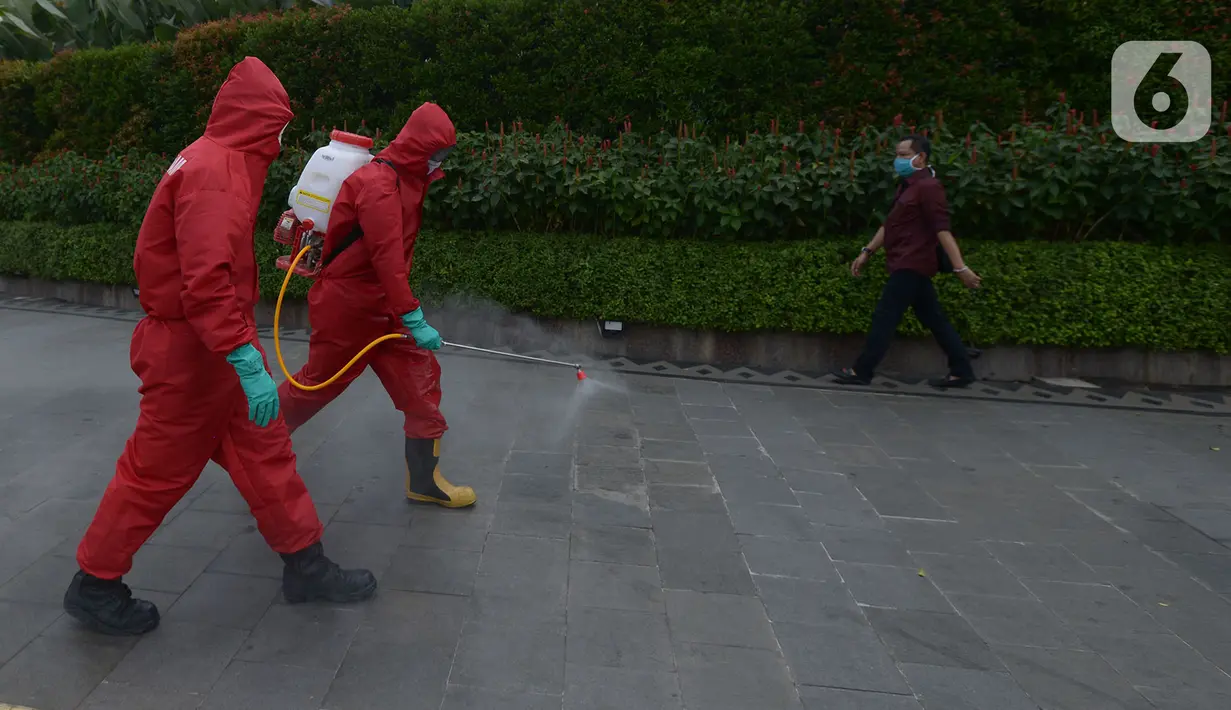 Petugas pemadam kebakaran (Damkar) melakukan penyemprotan disinfektan di sepanjang jalan Jenderal Sudirman-MH Thamrin, Jakarta, Sabtu (20/6/2020). Penyemprotan dalam rangka kembali diadakannya Car free day di Jalan Sudirman-Thamrin pada Minggu, 21 Juni esok. (merdeka.com/Imam Buhori)
