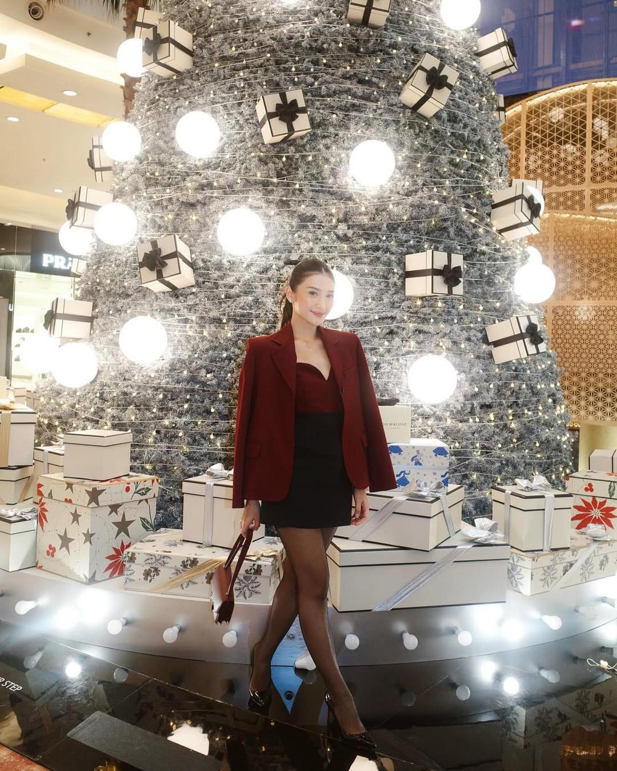 Potret Terbaru Anissa Aziza, Dipuji Cantik Bak Super Model dengan Blazer Maroon