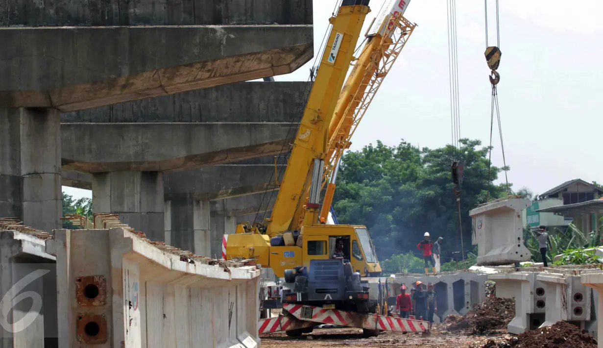 Pekerja mengoperasikan alat berat untuk menyelesaikan proyek jalan tol Bekasi-Cawang-Kampung Melayu (Becakayu) di Kalimalang, Jakarta, Sabtu (27/6). Pengerjaan proyek itu dikebut untuk mengantisipasi kemacetan ketika musim mudik (Liputan6.com/Johan Tallo)