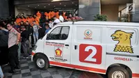 Barang bukti ambulans Partai Gerindra membawa batu dalam Aksi 22 Mei dihadirkan saat rilis di Mapolda Metro Jaya, Jakarta, Kamis (23/5/2019). Polisi juga menyita barang bukti bebatuan, handphone, KTP, dan uang diduga untuk operasional sebesar Rp. 100.200.000. (merdeka.com/Iqbal Nugroho)