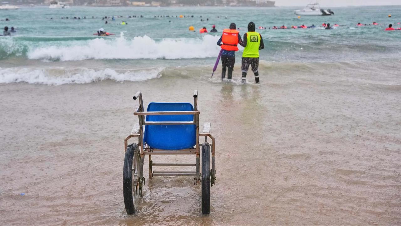 FOTO: Senam Air di Laut Dakar Hadir Sebagai Solusi Terapi Kesehatan Lansia