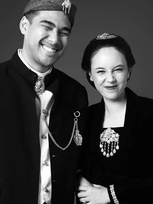 Anggika Bolsteril tampil anggun dengan kebaya kutubaru velvet hitam dan bros emas sebagai aksen elegan [@anggikabolsteril]