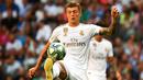 Toni Kroos. Gelandang berusia 32 tahun yang telah 8 musim memperkuat Real Madrid ini didatangkan Los Blancos dari Bayern Munchen pada awal musim 2014/2015 dengan nilai transfer 25 juta euro. Hingga kini ia telah tampil dalam 364 laga di semua ajang dengan torehan 25 gol dan 83 assist serta mampu mempersembahkan beberapa gelar bergengsi di antaranya 3 gelar Liga Spanyol, 3 Supercopa Spanyol dan 4 trofi Liga Champions. Pada awal musim 2022/2023 ia dikabarkan akan hengkang dari Real Madrid dan hijrah ke Liga Inggris menuju Manchester City. (AFP/Gabriel Bouys)