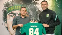 Pemain asing baru Persebaya Surabaya, Jose Wilkson, saat memamerkan nomor punggung yang akan dikenakannya bersama Bajul Ijo. (Dok. Persebaya)