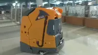 Robot pembersih lantai di Bandara Soetta (dok: AP II)