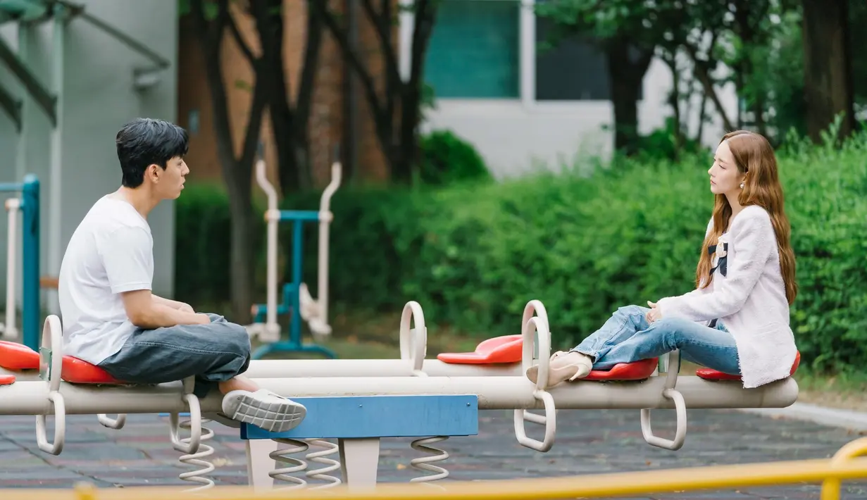 Di sisi lain, keduanya terlihat sangat nyaman bersama saat Woo Kwang Nam dengan tulus menawarkan nasihat tulus kepada Choi Sang Eun. (Foto: TVN via Soompi)
