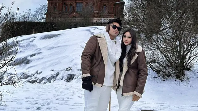 Guntur Triyoga saat liburan bersama istrinya (Instagram)