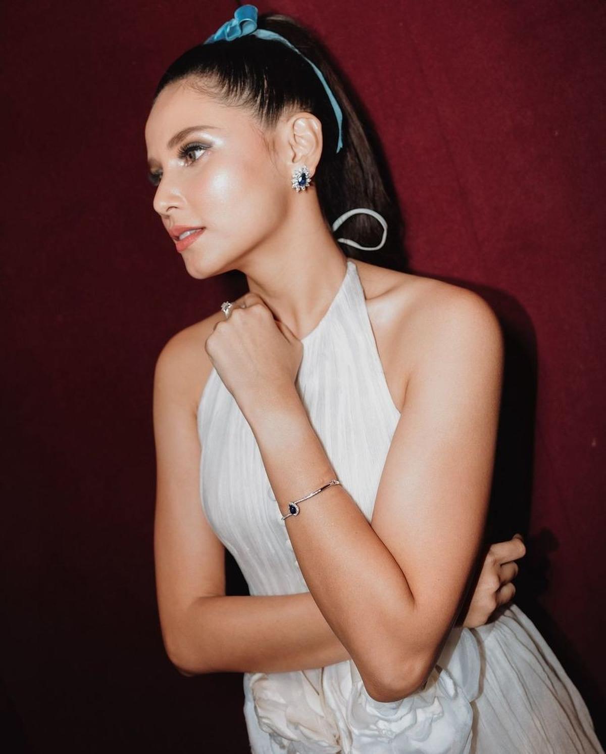 Tampil elegan dan anggun, Yunita Siregar berhasil memerankan Kaluna, karakter yang bikin banyak orang relate berkat cerita kehidupannya yang berkaitan dengan masalah keuangan.<br>