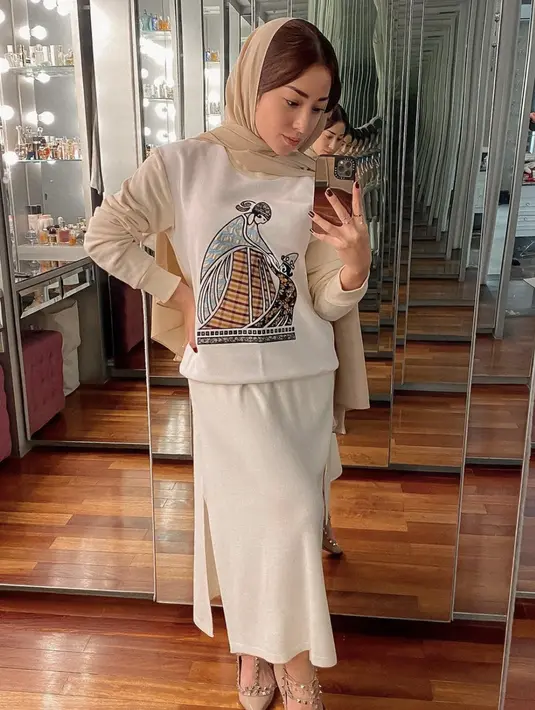 Gaya berkerudung juga bisa menoptimasi tampilan kasual. Seperti OOTD ala Nikita Willy yang satu ini, dengan kerudung pashmina dan sweater. [Foto: Instagram/ Nikita Willy]