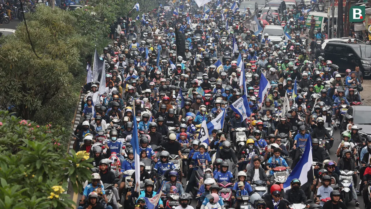 Foto: Sambut Kedatangan Skuad Persib usai Juara Championship Series BRI Liga 1 2023/2024, Bobotoh Lakukan Pawai di Kota Bandung