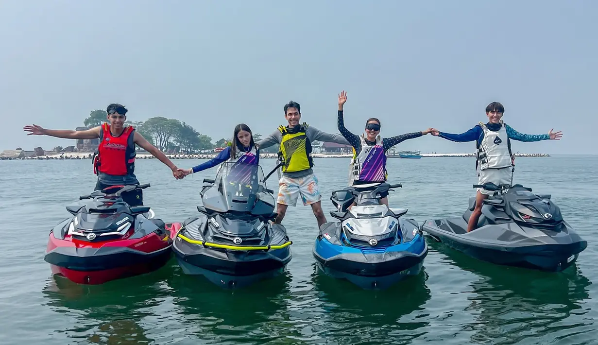 Setibanya di Pulau Bidadari, Darius dan keluarganya langsung disambut oleh pemandangan pantai yang indah dengan pasir putih yang bersih dan air laut yang jernih. Salah satu aktivitas yang paling dinantikan oleh keluarga Darius adalah bermain jet ski. Dengan semangat dan antusiasme yang tinggi, Darius beserta anak-anaknya tak sabar untuk segera mencoba wahana air yang menantang adrenalin ini. Dengan perlengkapan keselamatan yang lengkap, mereka meluncur di atas ombak dengan kecepatan tinggi, menikmati setiap hembusan angin laut dan percikan air yang menyegarkan. (Liputan6.com/IG/@darius_sinathrya)