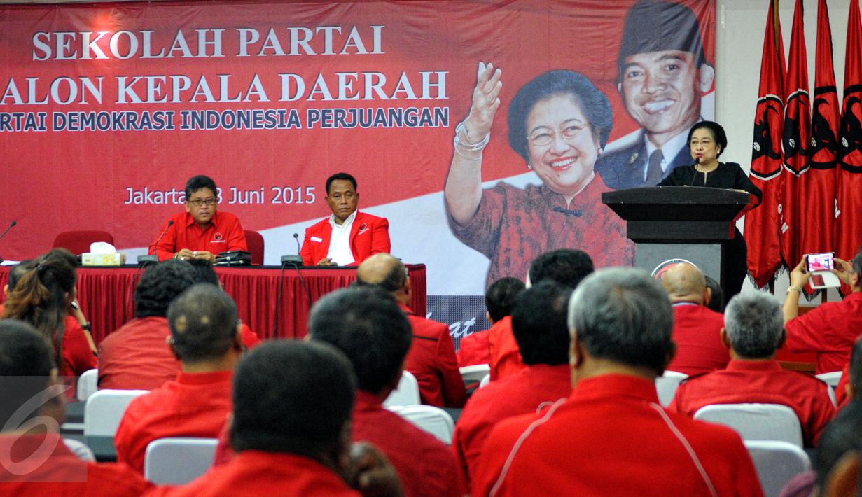 Ketua Umum PDIP Megawati Soekarnoputri (kanan) memberikan kata sambutan ketika pembukaan sekolah calon kepala daerah PDI Perjuangan di kantor DPP PDIP, Jakarta, Minggu (28/6/2015). (Liputan6.com/Yoppy Renato)
